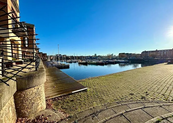 Entire Town House In Liverpool Marina
